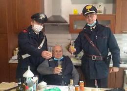 &laquo;Ho 94 anni, sono solo, pu&ograve; venire un carabiniere per il brindisi?&raquo; Ecco la telefonata dal signor Fiorenzo al 112