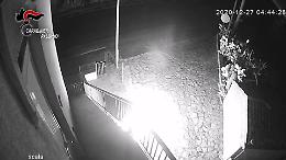 Lancia tre bottiglie incendiarie contro la caserma dei carabinieri: incastrato dai video