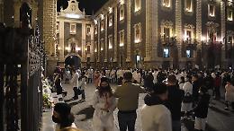 Sant'Agata, il covid non ferma i devoti inginocchiati davanti la Cattedrale a Catania