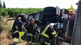 Autoarticolato si ribalta vicino Sigonella, autista ferito