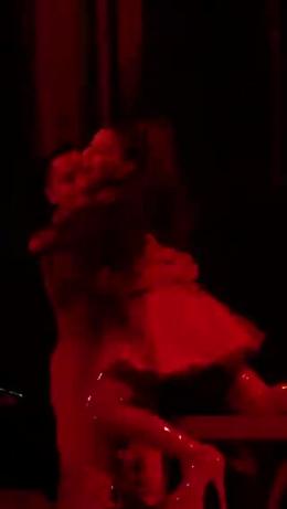 Ariana Grande cade sul palco e scoppia a ridere fino alle lacrime: «Dopo 87 concerti doveva accadere...»