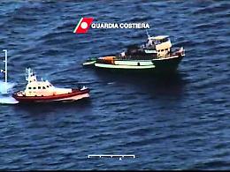 Guardia costiera scorta peschereccio tunisino a Lampedusa