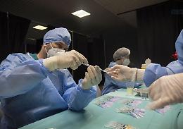 Omicron, le reinfezioni e l'efficacia dei vaccini: cosa ci dice il report dell'Iss