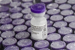 Covid, due scienziati del Cts siciliano: «Agganciare il sistema dei colori alla quota dei vaccinati»