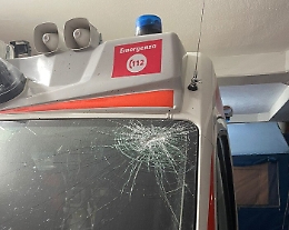 Pietre e bottiglie contro ambulanza con paziente a bordo nel Palermitano