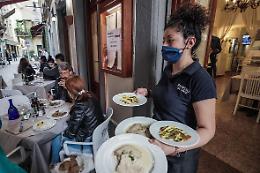 Covid, basta coprifuoco dal 21 giugno (ma da subito slitta alle 23)