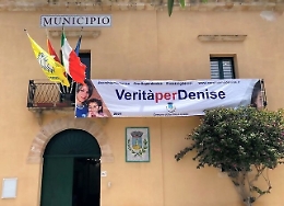 "Verit&agrave; per Denise": striscione in municipio di San Vito Lo Capo