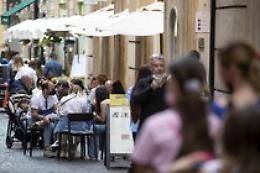 Covid, dal 21 giugno Italia (forse) tutta bianca e addio a mascherine all'aperto