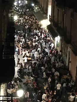 La folle movida di Catania tra incivilt&agrave;, assembramenti e sfida al coprifuoco