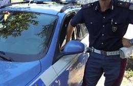 Si arrampica dal blacone per poter picchiare la moglie: arrestato