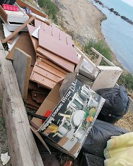 Palma di Montechiaro, incivili gettano montagna di rifiuti nei pressi di una spiaggia: lo sfogo del sindaco