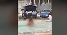 Si getta nuda nella fontana di piazza Colonna a Roma