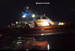 Naufragio a Lampedusa, &egrave; l'ora delle polemiche: Sea Watch accusa, la Guardia Costiera: &laquo;Nostro soccorso tempestivo&raquo;
