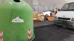 Catania: camera da letto e cucina tra i rifiuti