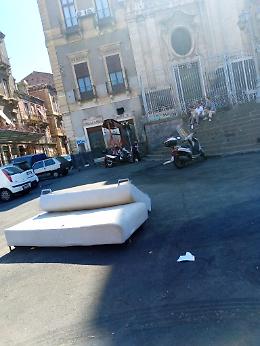 Catania: strana scenografia in piazza Carlo Alberto