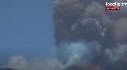 Etna, fontana di lava dal cratere di Sud Est e nube di oltre 5 km