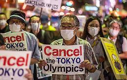 Olimpiadi di Tokyo, si allarga il primo focolaio e crescono le proteste di chi non vuole i Giochi