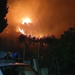Brucia nella notte Piana degli Albanesi: case evacuate