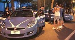 Sei minorenni travolti da un'auto, uno è grave erano fermi a bordo strada