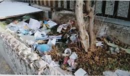 Catania: discarica nel muretto adiacente la fiera