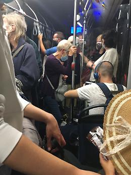 Alibus aeroporto-Catania stipato di gente