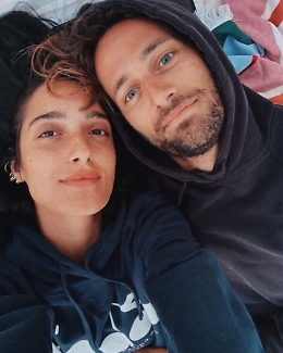 Levante è incinta, foto con il pancino
