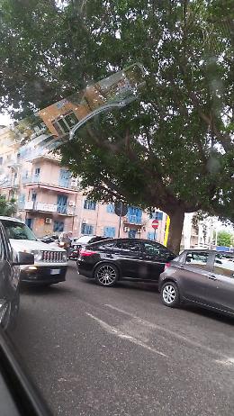 Catania: piazza Lincoln invasa da auto posteggiate