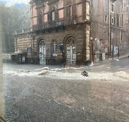Catania: Via Etnea incrocio Via Sacro Cuore, ogni volta che piove è così!