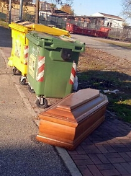 Bara vuota lasciata accanto ai cassonetti dei rifiuti: foto virale sul web