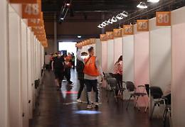 In Italia boom di terze dosi e lockdown per non vaccinati "misura improponibile"