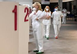 Risale in Italia la curva del Covid e sfiora i 100mila positivi: abbassare l'et&agrave; per terze dosi tra soluzioni