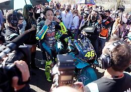 Valentino Rossi, l'ultimo Gp e ai box l'abbraccio della fidanzata