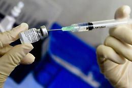 Super Green pass, obbligo vaccino si estende a docenti, forze dell'ordine e personale non sanitario