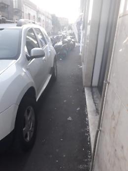 Inciviltà a Catania: mezzi parcheggiati sul marciapiede in via S. M. della Catena