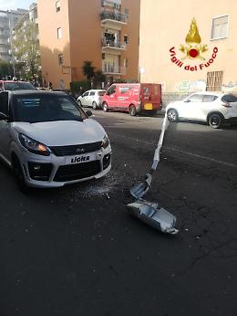 Un palo della luce cade in via Raffaello Sanzio vicino ad auto in sosta e in transito