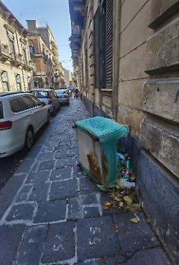 Via Gabriello Carnazza (Ct). Poltrona abbandonata da mesi