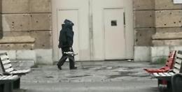 Lascia un terzo pacco davanti all'Ucciardone ma questa volta lo "beccano"