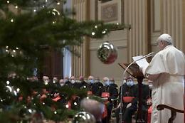 Natale, il Papa in processione con il Bambinello: «Torniamo a Betlemme»