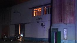 Scoppia incendio in un capannone commerciale: dinamica da chiarire