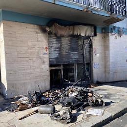 Danno fuoco a concessionaria di auto ad Augusta