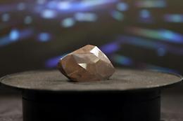 Il più grande diamante nero al mondo sarà battuto all'asta