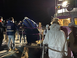 Anche donne e minori, salvati dalla "Louise Michel", sbarcati a Lampedusa