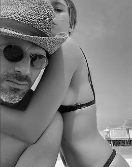 Il "Doc" Luca Argentero alle Maldive smette il camice e anche la moglie non resta indietro