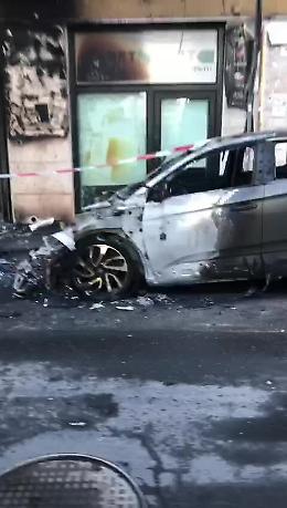 Incendio in via Padova, distrutte quattro auto e nove moto