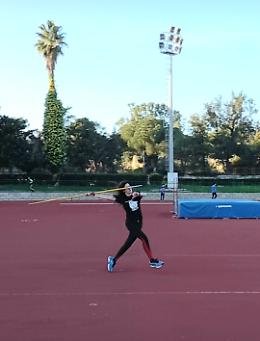 Una emozionata Giusi Parolino riceve il premio della Fidal regionale per il centenario della fondazione