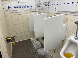 W. C. area servizio A/19: "Qui l&rsquo;igiene &egrave; di casa&ldquo;