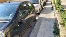 Vandali in azione in via Gioeni: distrutti gli specchietti retrovisori di diverse auto in sosta