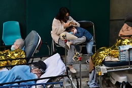 Nuova ondata di Covid a Hong Kong, ospedali al collasso: le foto dei malati curati per strada