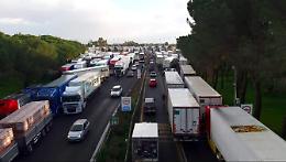 La protesta degli autotrasportatori si allarga, blocco Tir al Porto di Palermo