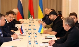 Ucraina, anche la Russia chiude i suoi cieli ai voli europei, stallo nei colloqui di pace e il rublo affonda